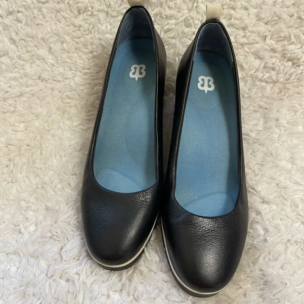 Betabrand All Weather Leather Black & White piping slip on wedge shoes SZ9